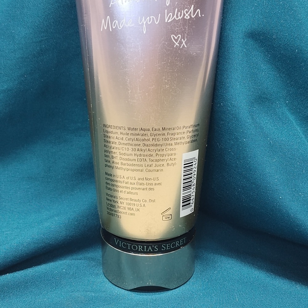 Victoria's Secret Velvet Petals Fragrance Lotion 8oz - Picture 6 of 7
